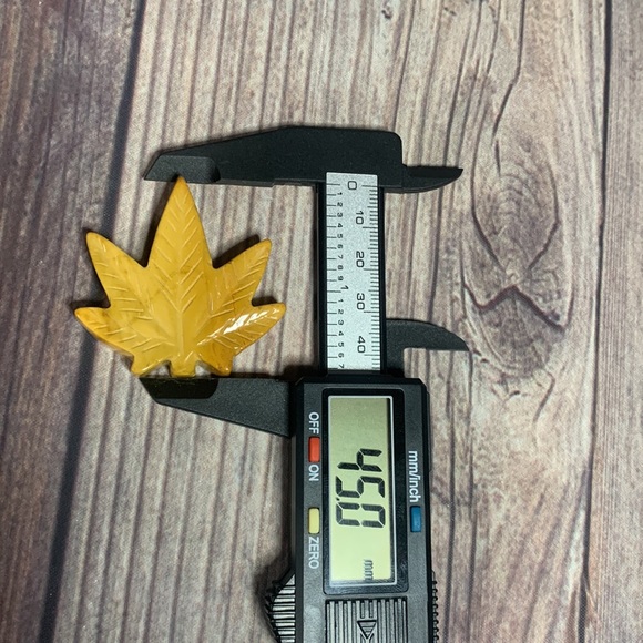 Mookite stone, cannabis leaf carving. - Picture 4 of 5